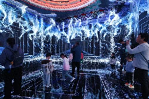 破壁而出：展会站台设计与搭建，如何在一方天地间引爆品牌磁场？